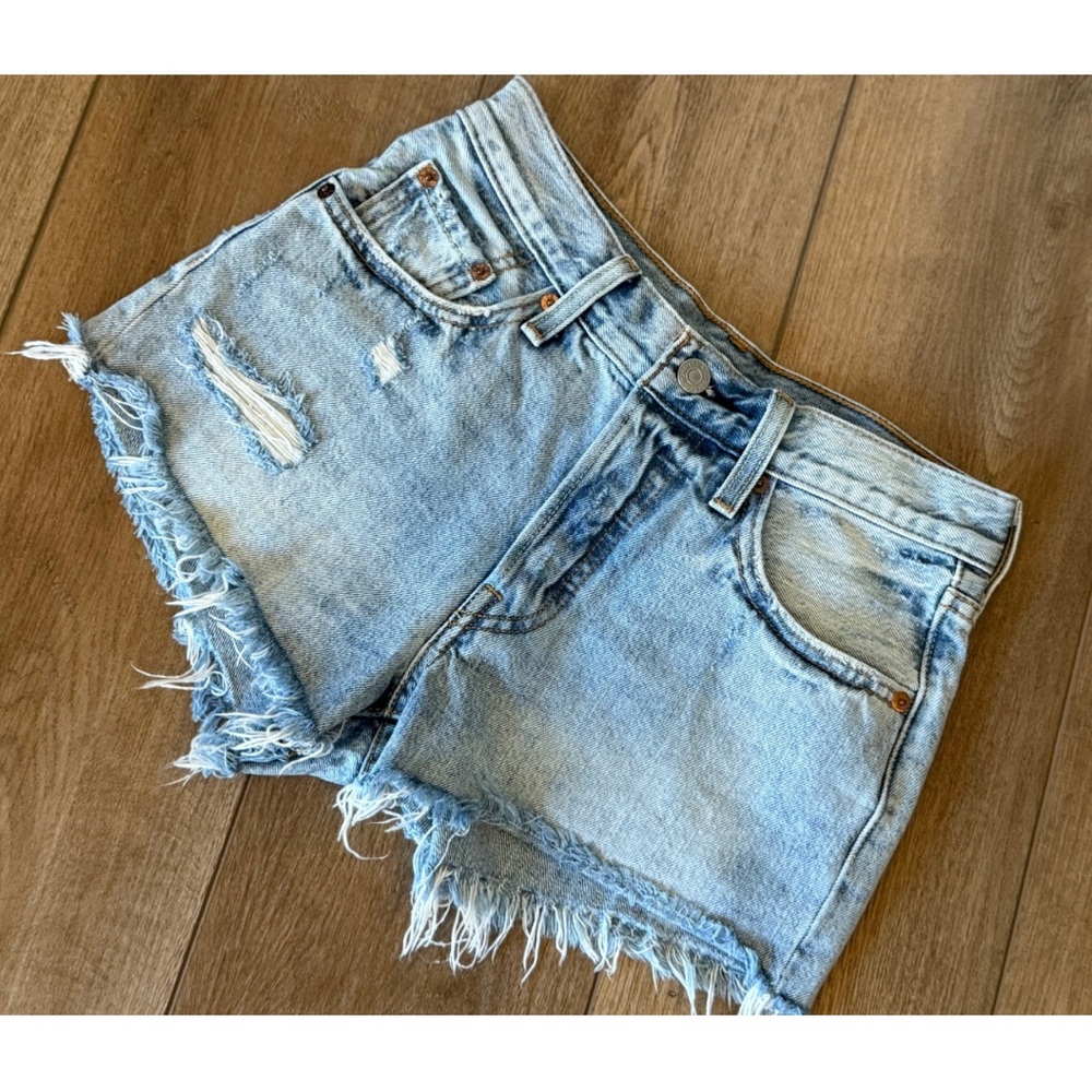 Levi Distressed Denim Shorts 🦋